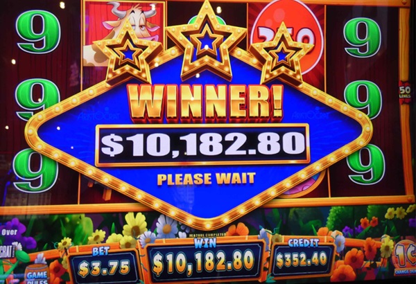 Casino jackpot winner on slot machine at Rideau Carleton
