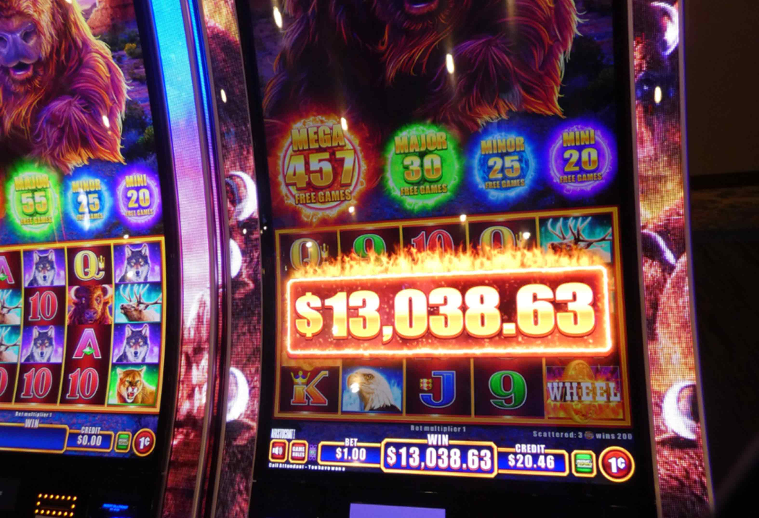 Casino jackpot winner on slot machine at Rideau Carleton