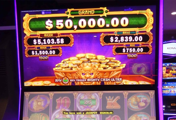 Casino jackpot winner on slot machine at Rideau Carleton
