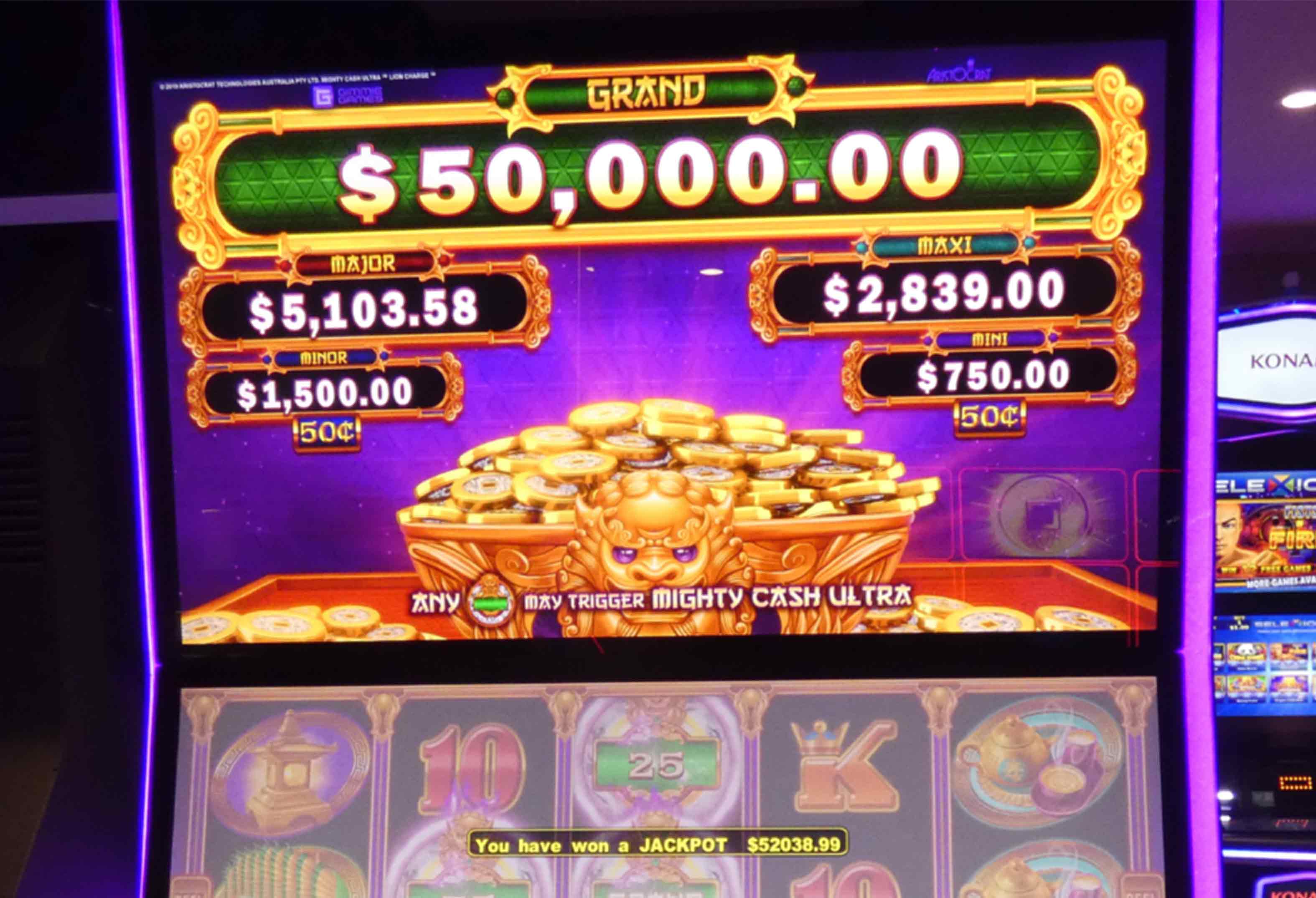 Casino jackpot winner on slot machine at Rideau Carleton
