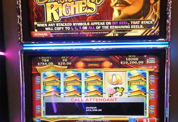 Casino jackpot winner on slot machine at Rideau Carleton