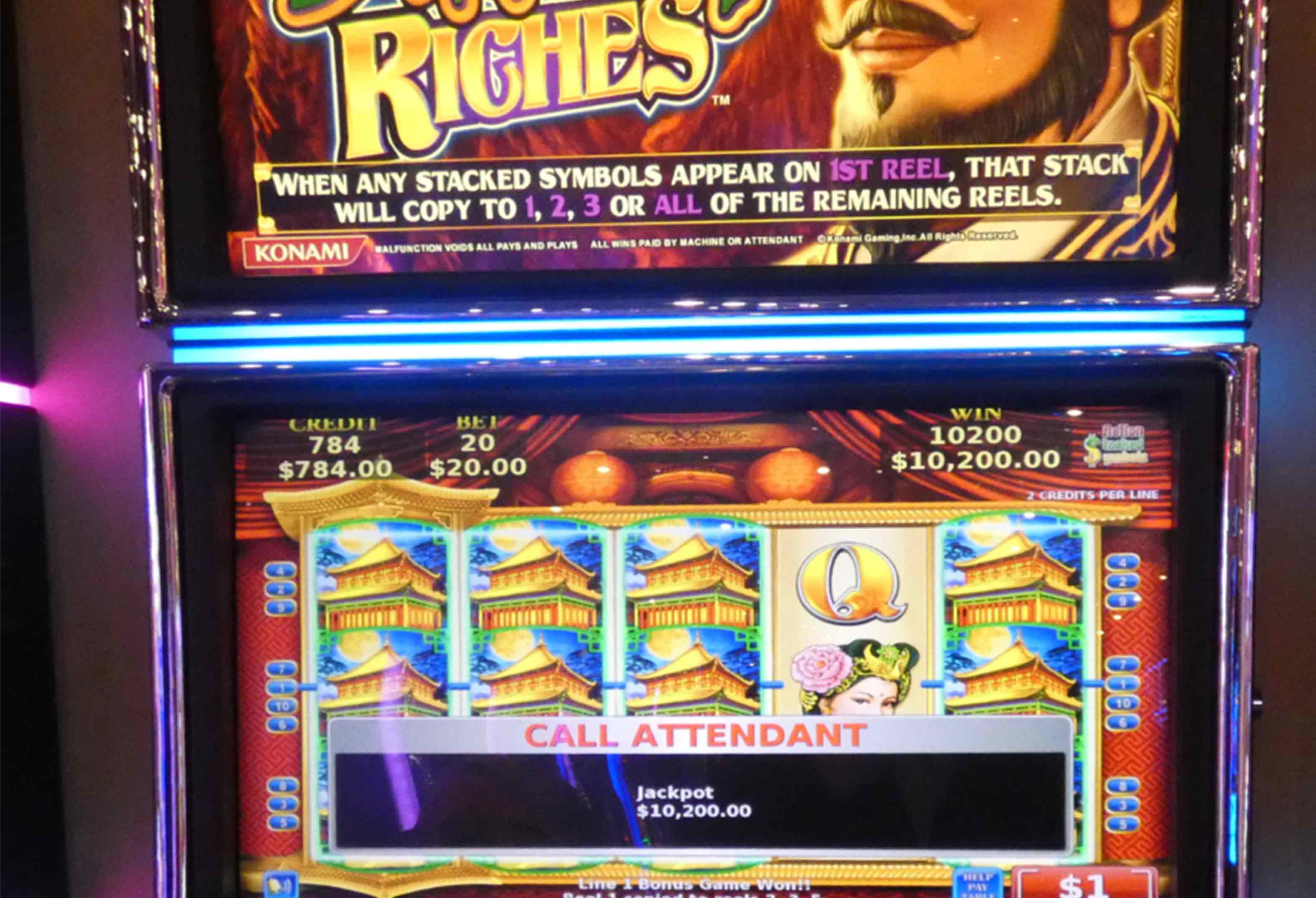 Casino jackpot winner on slot machine at Rideau Carleton