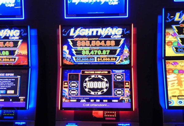 Casino jackpot winner on slot machine at Rideau Carleton